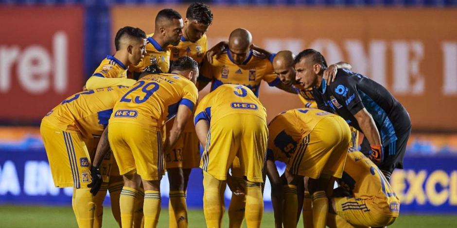Futbolistas de Tigres previo al arranque de un partido en el Torneo Guard1anes 2021.