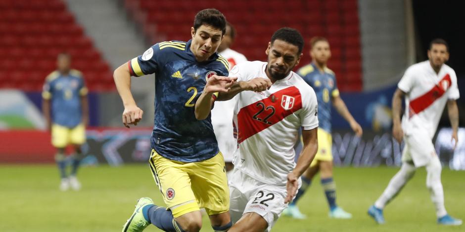 Stefan Medina y Alexander Callens durante el Colombia vs Perú por el tercer lugar de la Copa América.