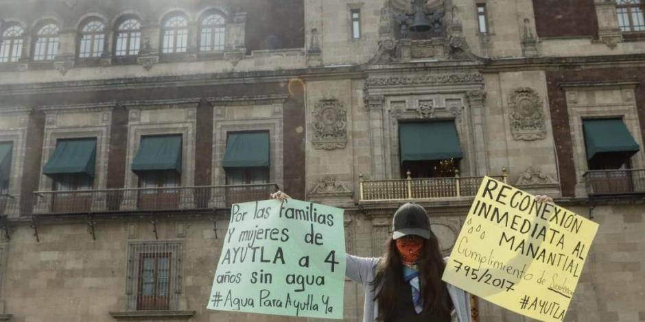 La saxofonista María Elena Ríos protesta en Palacio Nacional; exige justicia y abastecimiento de agua en Ayutla.