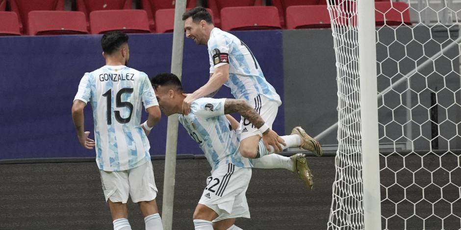 Jugadores de Argentina celebran un gol contra Colombia en las semifinales de la Copa América.