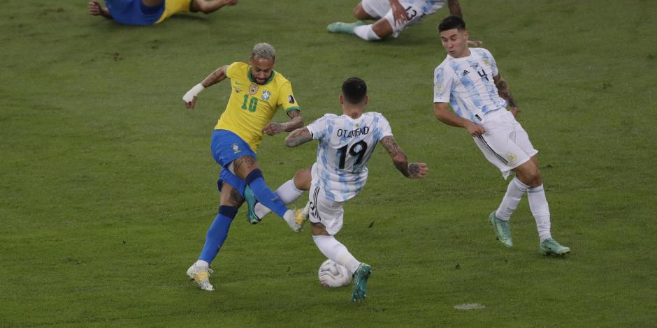 Neymar disputa el balón con Nicolás Otamendi en el Argentina vs Brasil por la final de la Copa América.
