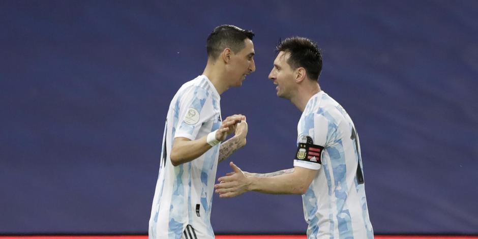 Lionel Messi y Ángel Di María festejan el gol de Argentina contra Brasil en la final de la Copa América.