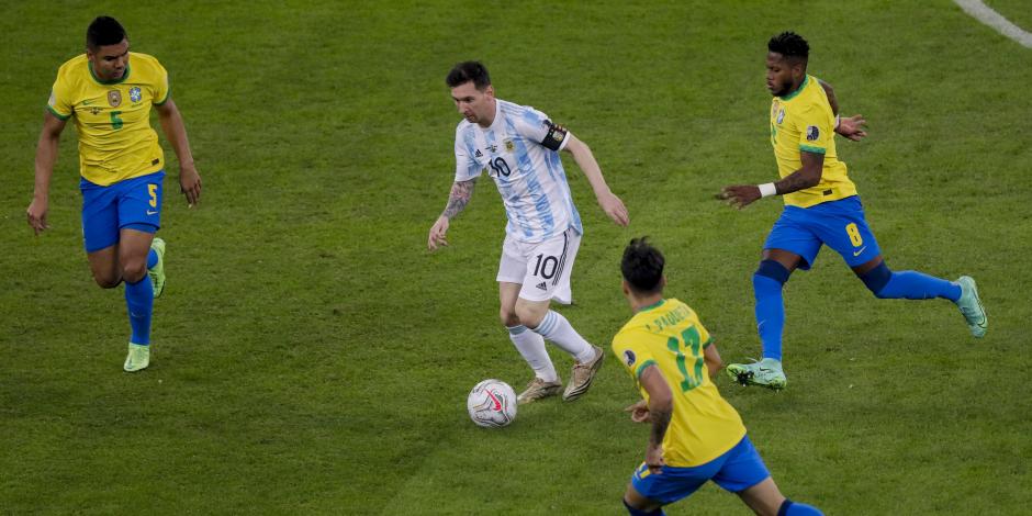 Messi conduce el balón entre tres jugadores de Brasil en la final de la Copa América.