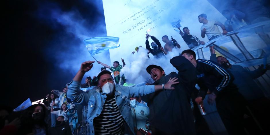 Fans de la Selección Argentina celebran en Buenos Aires la coronación de la Albiceleste en la Copa América a costa de Brasil.