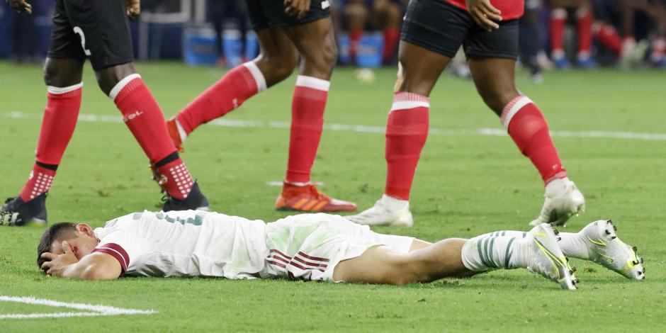 Hirving Lozano, tendido en el terreno de juego tras su fuerte lesión en el debut de México en la Copa Oro.