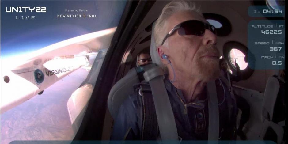 El magnate Richard Branson, durante su viaje al espacio, ayer.