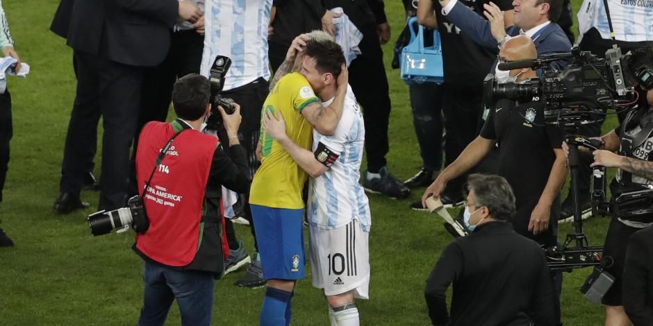 Lionel Messi y Neymar se abrazan al terminar la Final de la Copa América