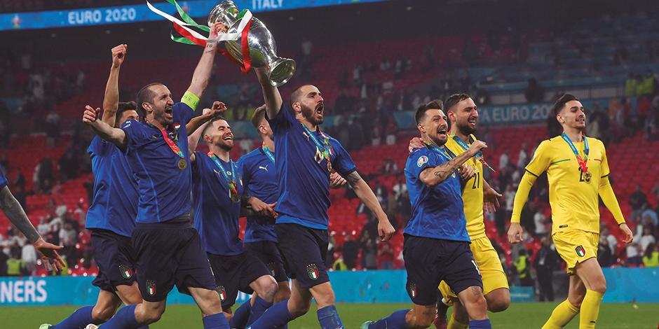 Futbolistas italianos celebran su título, ayer, en Wembley