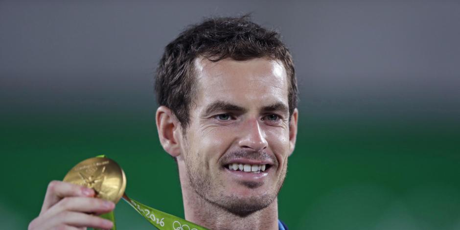 El tenista británico Andy Murray posa con la medalla de oro que ganó en los Juegos Olímpicos de Río 2016.