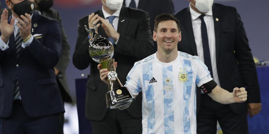 Lionel Messi sostiene el trofeo al mejor jugador de la final de la Copa América ante Brasil, el pasado 10 de julio.