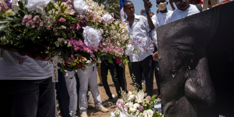 Residentes de Haití rinden homenaje al Jovenel Moïse, presidente asesinado.