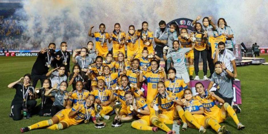 Jugadoras de Tigres celebran tras coronarse en el pasado Torneo Guard1anes 2021 de la Liga MX Femenil.