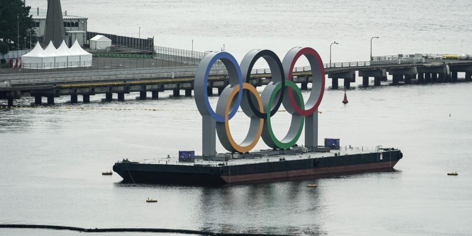 Los aros olímpicos sobre una barcaza en el distrito de Odaiba en Tokio, sede de los Juegos Olímpicos.