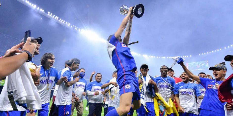 Futbolistas de Cruz Azul celebran después de su coronación en el Guard1anes 2021 de la Liga MX el pasado 30 de mayo.