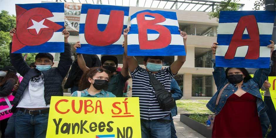 Estudiantes de la UNAM y del IPN durante la manifestación del Movimiento Mexicano de Solidaridad con Cuba