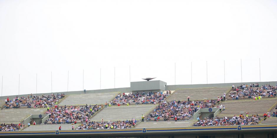 Aficionados de Pumas en las tribunas del Estadio Olímpico Universitario en el debut del club en el Apertura 2021 de la Liga MX Femenil.
