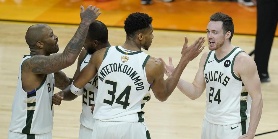 Integrantes de los Bucks festejan una anotación sobre los Suns en el Juego 5 de las Finales de la NBA.