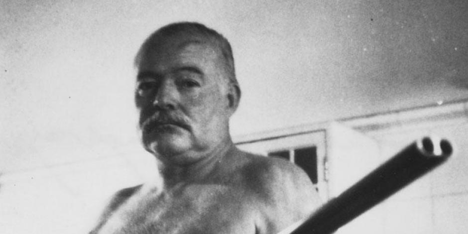 Ernest Hemingway posa con su escopeta en la década de los años 50.
