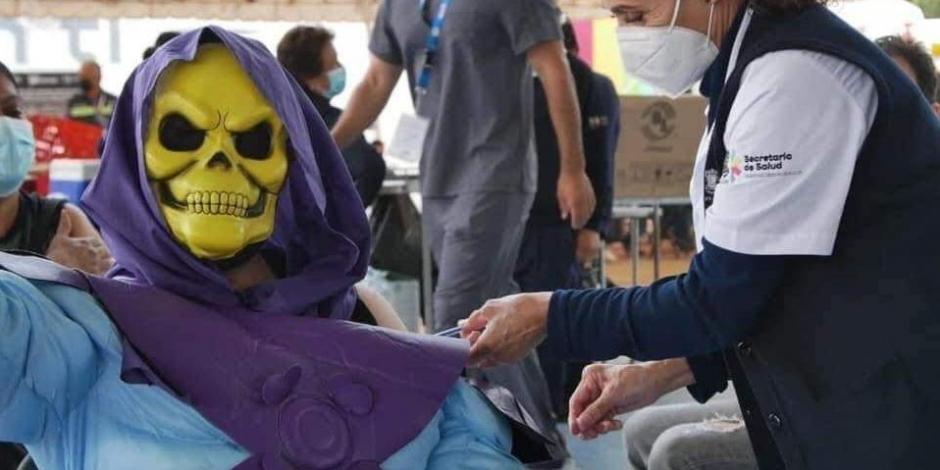 Skeletor le da el ejemplo a He-Man y se vacuna contra COVID