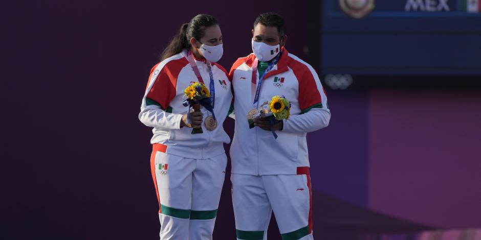 Alejandra Valencia y Luis Álvarez, tras recibir la medalla de bronce en los Juegos Olímpicos de Tokio 2021.