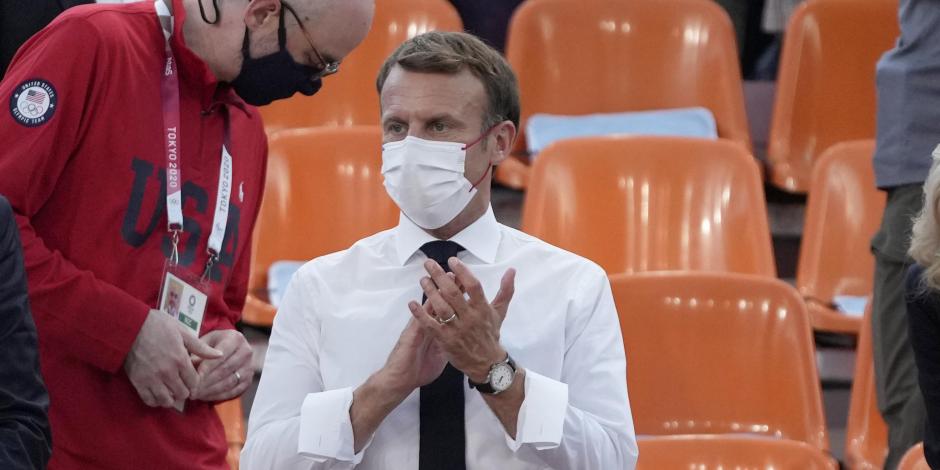 Emmanuel Macron durante el partido de basquetbol 3x3 entre Francia y Estados Unidos en los Juegos Olímpicos 2021.