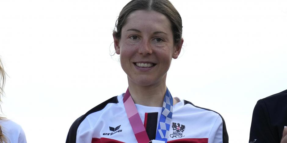 La austriaca Anna Kiesenhofer luce su histórico oro en ciclismo de ruta en Tokio 2020.