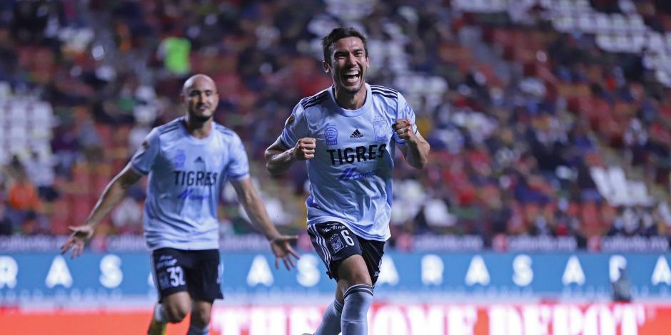 Juan Pablo Vigón y Carlos González celebrando un gol en la victoria de Tigres