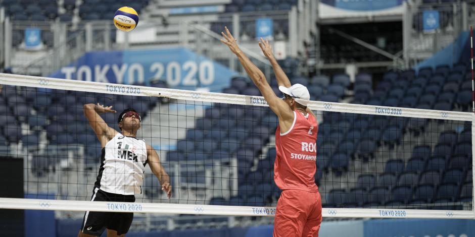 Una acción del duelo de México en voleibol de playa en los Juegos Olímpicos de Tokio 2020.