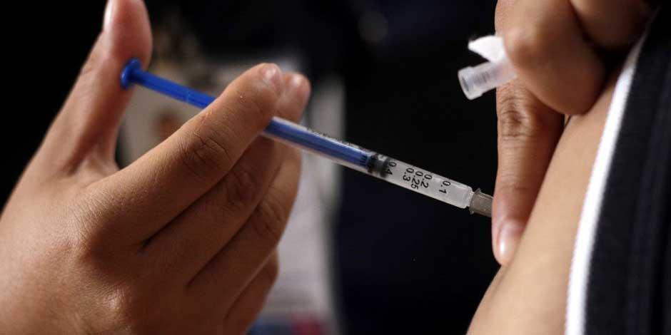 Una enfermera aplica la vacuna contra COVID-19.