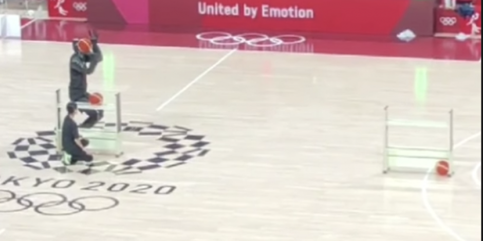 Momento previo a que el robot basquetbolista lanzara un tiro en el medio tiempo del Estados Unidos vs Francia en los Juegos Olímpicos de Tokio 2020.