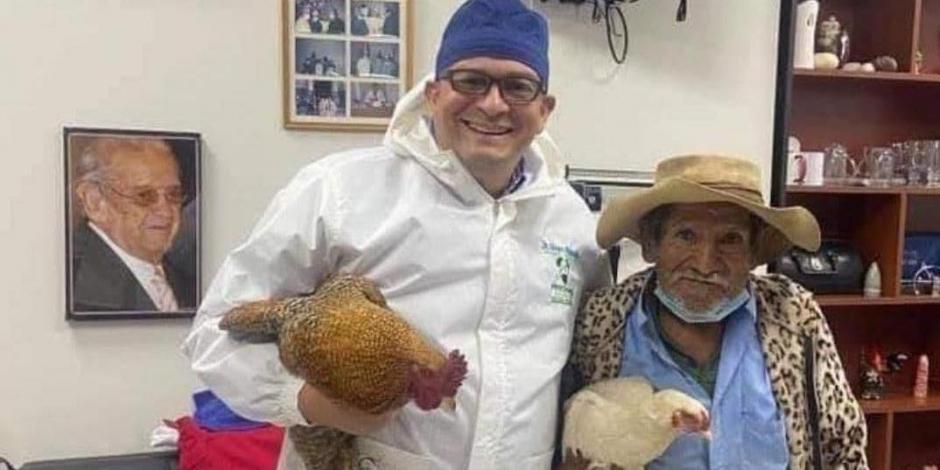 Abuelito de escasos recursos pagó a cirujano con dos gallinas