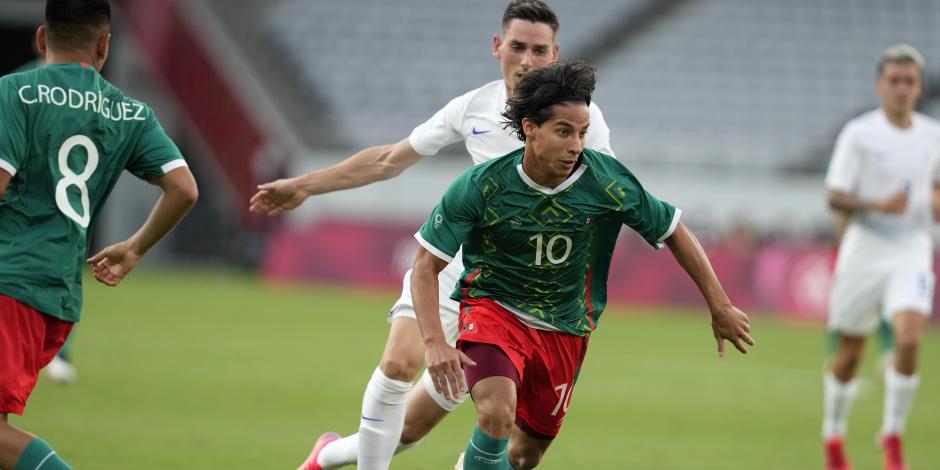 Diego Lainez conduce el balón durante el juego entre México y Francia en el debut de ambas selecciones en Tokio 2020 el pasado 22 de julio.
