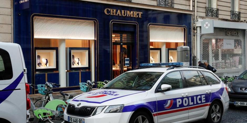 Policía de París arriba a la joyería Chaumet para investigar el asalto.