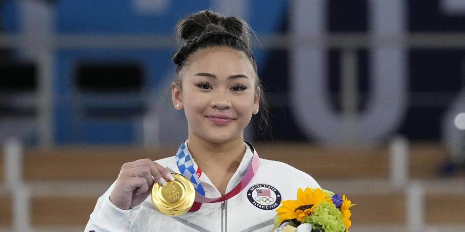 Sunissa Lee posa con la medalla de oro que conquistó en el all around e gimnasia artística en Tokio 2020.