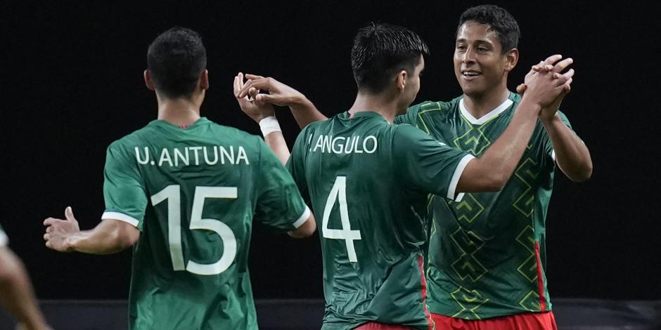Jugadores de México celebran un gol contra Sudáfrica en el cierre de la fase de grupos del futbol varonil en Tokio 2020.