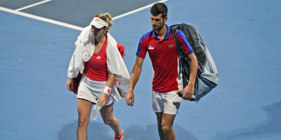 Novak Djokovic y Nina Stojanovic después de perder las semifinales de dobles mixtos de tenis en Tokio 2020.