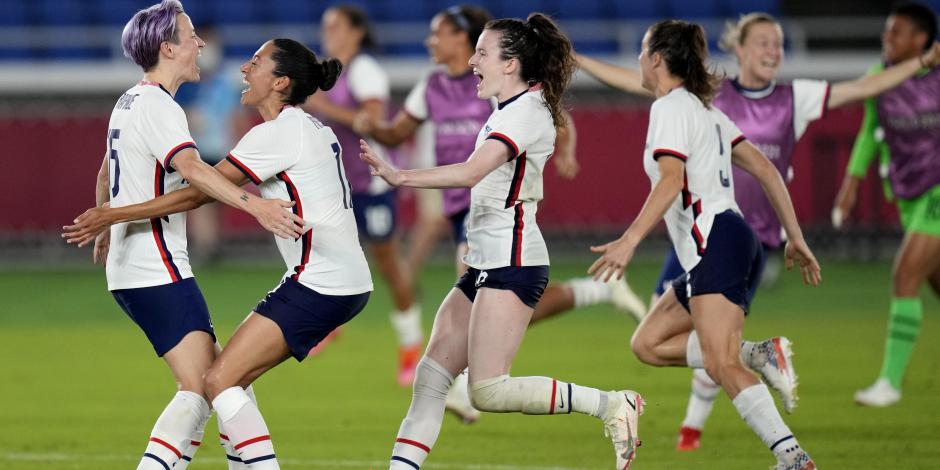 Jugadoras de Estados Unidos celebran su pase a semifinales del torneo de futbol femenil en Tokio 2020.