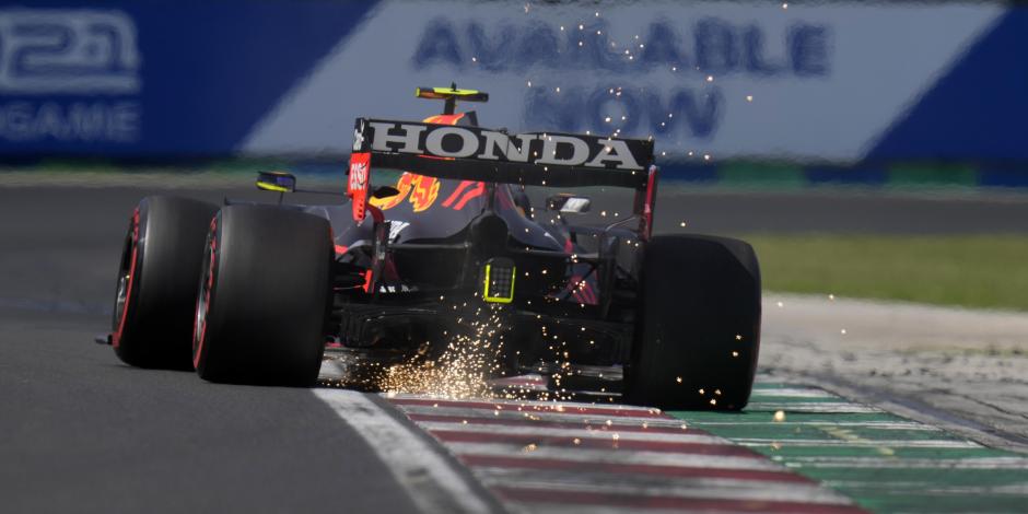 Checo Pérez, de Red Bull, conduce su monoplaza durante la clasificación del Gran Premio de Hungría de F1.