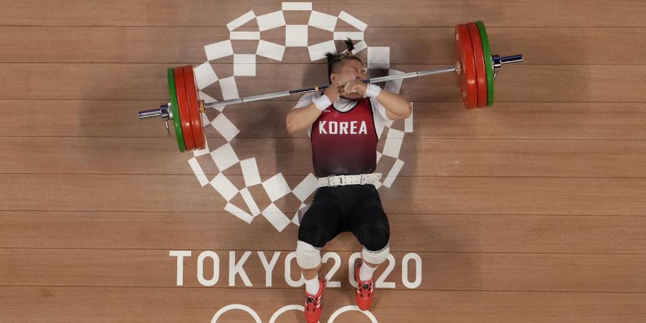 Suhyeon Kim momentos después de caerse tras no soportar el peso en la final de los 76 kg de halterofilia en Tokio 2020.