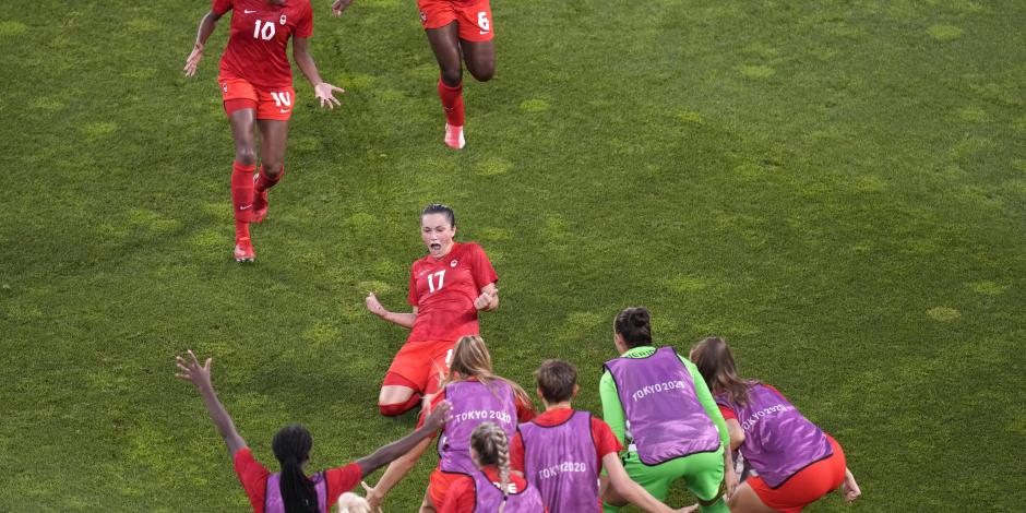 Jugadoras de Canadá celebran un gol ante Estados Unidos en los Juegos Olímpicos de Tokio 2020