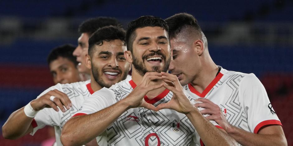 Futbolistas de México celebran un gol contra Corea del Sur en los cuartos de final de Tokio 2020.