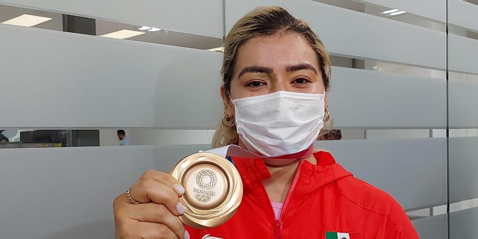 Aremi Fuentes se colgó la medalla de bronce en halterofilia, en los Juegos Olímpicos de Tokio 2020.