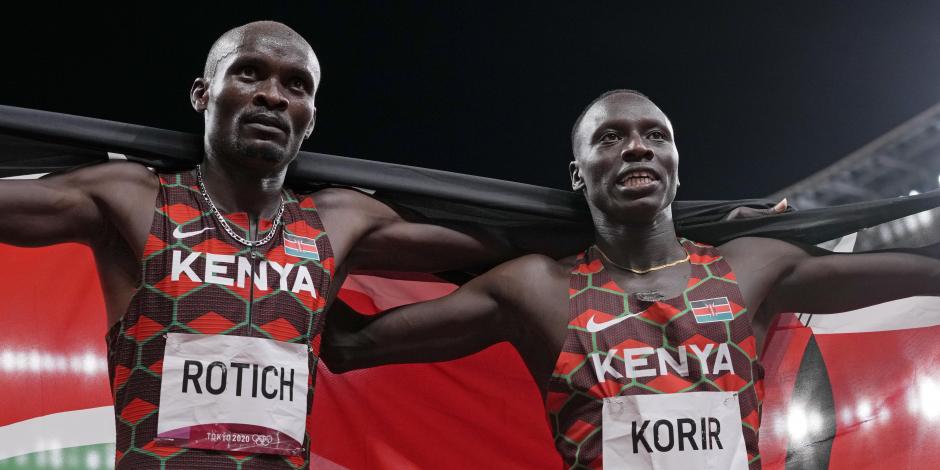 EEmmanuel Kipkurui y Ferguson Cheruiyot festejan después de su victoria en los 800 metros planos de atletismo en Tokio 2020.