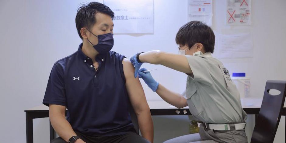 Un ciudadano acude a recibir su vacuna en medio de nuevos brotes en la capital de Japón, el pasado 2 de agosto.