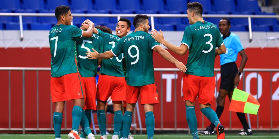 Jugadores de la Selección Mexicana celebran un gol en los Juegos Olímpicos de Tokio 2020