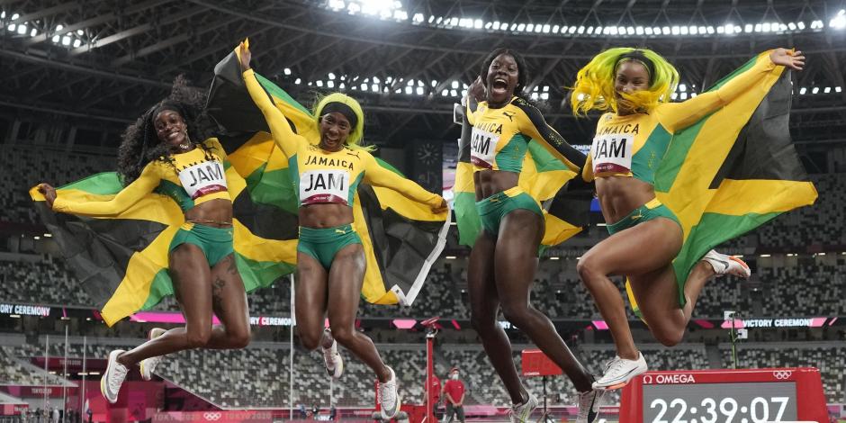 Briana Williams, Elaine Thompson, Shelly-Ann Fraser y Shericka Jackson festejan su oro ganado en la final femenil de relevos 4x100 metros en Tokio 2020.