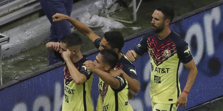 Jugadores del América festejan un gol contra el Necaxa en la Jornada 2 del Torneo Grita México Apertura 2021 de la Liga MX.