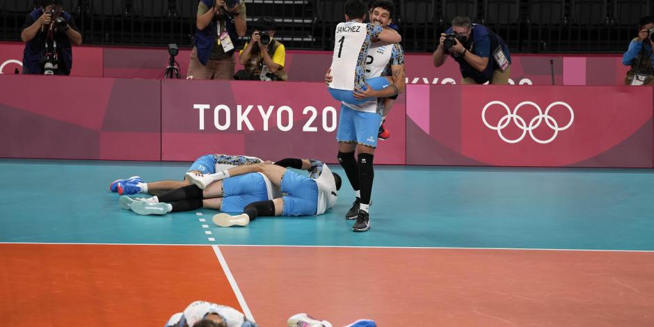 Jugadores de Argentina celebran después de ganar la medalla de bronce en el torneo varonil de voleibol de Tokio 2020 ante Brasil.