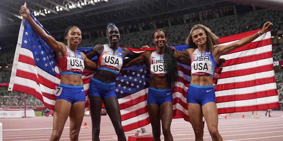 Allyson Felix, Athing Mu, Dalilah Muhammad y Sydney Mclaughlin celebran su oro en la final femenil de los 4x400 metros en Tokio 2020.