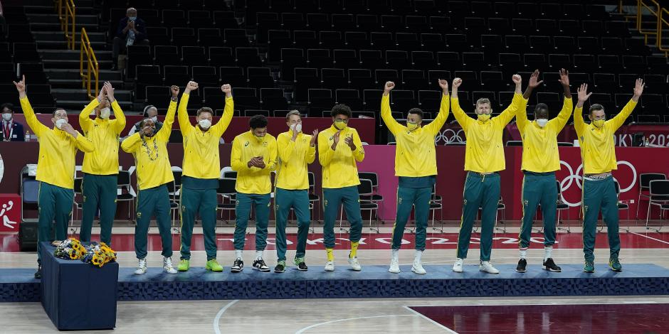 Jugadores de Australia celebran su bronce en basquetbol varonil en Tokio 2020.